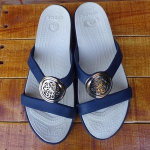 Crocs Sanrah Women's Blue Circle Medallion Size 7 Slip-On Slide Flat Sandals.